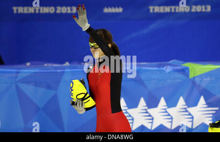 Trentino, Italy. 20th Dec, 2013. China's Guo Yihan greets the spectators prior to the women's short track 1,000m final at the 26th Winter Universiade in Trentino, Italy, Dec. 20, 2013. Guo claimed the title with 1 minute and 35.691 seconds. Credit:  Bai Xuefei/Xinhua/Alamy Live News Stock Photo