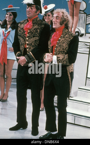 DEAN MARTIN (1917-1995) US singer and film actor on a TV show with Marty Feldman Stock Photo