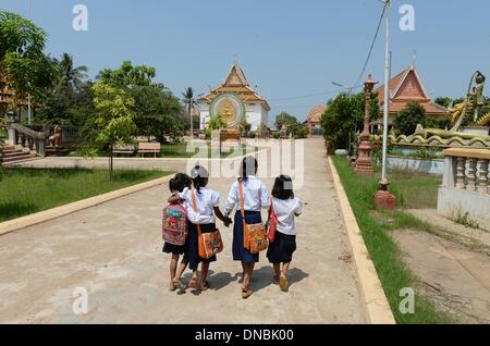 Phnam Penh, Cambodia. 11th Oct, 2013. School children walk past the Surya Pumir Temple across from the Kdei Chas Primary School in Phnam Penh, Cambodia, 11 October 2013. Cambodia is one of the top 20 worst countries for child malnutrition. There are 670,000 orphans and every 22nd child dies in its first year. Photo: Jens Kalaene/dpa/Alamy Live News Stock Photo