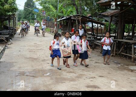 Phnam Penh, Cambodia. 11th Oct, 2013. School arrive for school in Preak Ta In village in Phnam Penh, Cambodia, 11 October 2013. A system is being built here to make water contaminated with arsenic drinkable again with the support of UNICEF. Cambodia is one of the top 20 worst countries for child malnutrition. There are 670,000 orphans and every 22nd child dies in its first year. Photo: Jens Kalaene/dpa/Alamy Live News Stock Photo