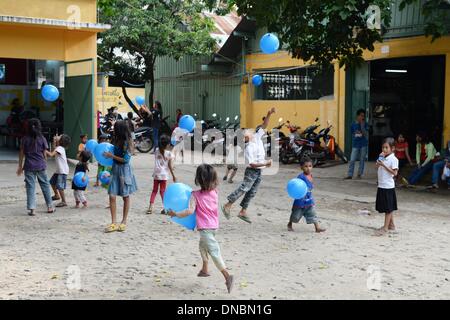 Phnam Penh, Cambodia. 11th Oct, 2013. Children play in the street children project Mith Samlanh ('Friends'), which is supported by UNICEF, in Phnam Penh, Cambodia, 11 October 2013. Cambodia is one of the top 20 worst countries for child malnutrition. There are 670,000 orphans and every 22nd child dies in its first year. Photo: Jens Kalaene/dpa/Alamy Live News Stock Photo