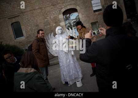 Barcelona, Spain-22 December, 2013.Tourists taking photos with a human statue in Barcelona. The city center of Barcelona is filled with walkers and visitors during the first weekend of the Christmas holidays. Credit:   Jordi Boixareu/Alamy Live News Stock Photo