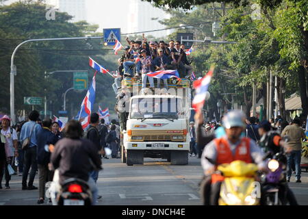 Bangkok, Thailand. 23rd Dec, 2013. Anti-government protesters march near the Thai-Japan youth stadium in Bangkok, Thailand, Dec. 23, 2013. Thai political parties started Monday to register their party-list candidates for the upcoming Feb. 2 general election amid disruption from anti-government protesters who have besieged the registration venue. Credit:  Gao Jianjun/Xinhua/Alamy Live News Stock Photo
