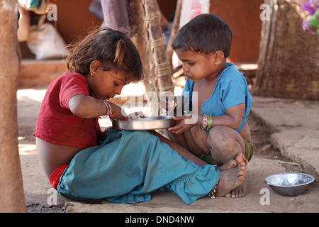 Tribal children having lunch eating thali, Madhya Pradesh, India Stock Photo