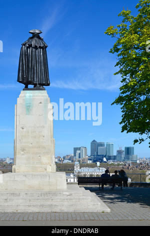Canary Wharf skyline with statue of General Wolfe at Greenwich Park Stock Photo