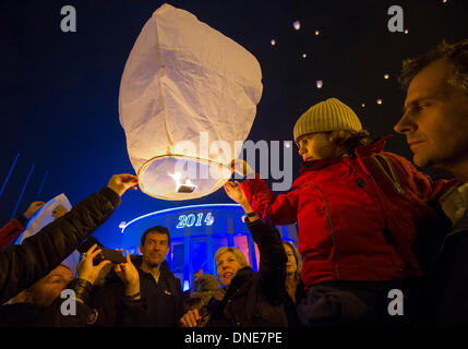 (131224) -- ZAGREB, December 24, 2013 (Xinhua) - People fly lanterns into the night sky during the ARTOMAT art festival in downtown Zagreb, Croatia, December 23, 2013. People released lanterns carrying their hopes and best wishes during a traditional Christmas event organized by Croatian conceptual artist Kresimir Tadija Kapulica. (Xinhua/Miso Lisanin)(yt) Stock Photo
