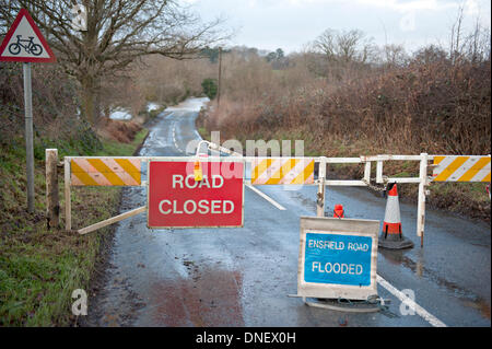 Tonbridge, Kent, UK 24 December 2013. The River Medway flooding on the Tonbridge to Leigh Road Credit:  patrick nairne/Alamy Live News Stock Photo