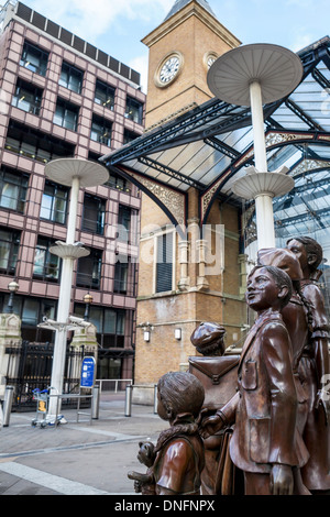 Bronze Kindertransport memorial (2006) by Frank Meisler and entrance to the Liverpool street Station, London, UK Stock Photo