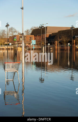 Tonbridge, Kent, UK. 26th Dec, 2013. The Sainsbury's car park in Tonbridge Kent has been underwater since Christmas Eve when the town was hit by the worst floods in over 40 years. Credit:  Scott Wishart/Alamy Live News Stock Photo