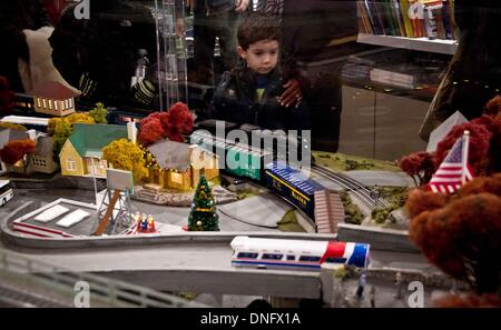 New York. 26th Dec, 2013. Tourists look at model trains on display during the 12th Annual New York Transit Museum Holiday Train Show at Grand Central Terminal in New York, on Dec. 26, 2013. The exhibition runs from Nov. 16 to Feb. 23 next year. Credit:  Niu Xiaolei/Xinhua/Alamy Live News Stock Photo