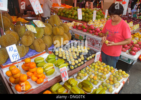 Hong Kong China,HK,Asia,Chinese,Oriental,Kowloon,Sham Shui Po,produce,vendor vendors,stall stalls booth market greengrocer,stall,display sale fruit,du Stock Photo