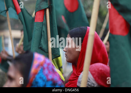 Dhaka, Bangladesh. 27th December 2013 -- A garment worker looks on during a protest following the arrest thirteen people charged over Tazreen factory fire by High Court where 112 worker had died. -- Tazreen garments worker & National Garmenta worker federation made protest rally in front of press club following the arrest thirteen people charged over Tazreen factory fire by High Court where 112 worker had died. Credit:  zakir hossain chowdhury zakir/Alamy Live News Stock Photo