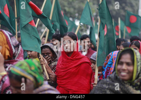 Dhaka, Bangladesh. 27th December 2013 -- A garment worker looks on during a protest following the arrest thirteen people charged over Tazreen factory fire by High Court where 112 worker had died. -- Tazreen garments worker & National Garmenta worker federation made protest rally in front of press club following the arrest thirteen people charged over Tazreen factory fire by High Court where 112 worker had died. Credit:  zakir hossain chowdhury zakir/Alamy Live News Stock Photo