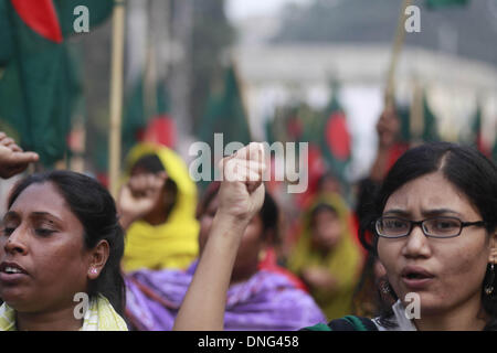 Dhaka, Bangladesh. 27th December 2013 -- A garment worker looks on during a protest following the arrest thirteen people charged over Tazreen factory fire by High Court where 112 worker had died. -- Tazreen garments worker & National Garmenta worker federation made protest rally in front of press club following the arrest thirteen people charged over Tazreen factory fire by High Court where 112 worker had died. Credit:  zakir hossain chowdhury zakir/Alamy Live News Stock Photo