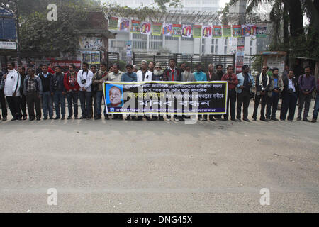 Dhaka, Bangladesh. 27th December 2013 -- Photojournalist joined together & made human chain protest in front of press club demanding justice over the death of veteran photojournalist Aftab Ahmed (79) -- Photojournalists joined together & made human chain protest in demanding justice over the death of veteran photojournalist Aftab Ahmed (79), who was found dead, with his hands and legs tied at home. Credit:  zakir hossain chowdhury zakir/Alamy Live News Stock Photo