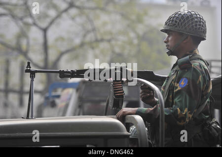 Dhaka, Bangladesh. 27th December 2013 -- An army soldier watch the traffic in front of Baitul mokarram mosque during Jumma prayer in Dhaka. -- Thousands of troops are being deployed across Bangladesh for 15 days to try to prevent potential political violence ahead of the upcoming elections. Credit:  zakir hossain chowdhury zakir/Alamy Live News Stock Photo