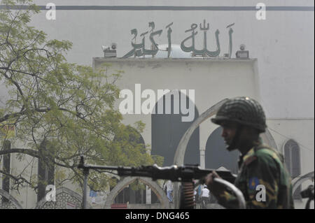 Dhaka, Bangladesh. 27th December 2013 -- An army soldier watch the traffic in front of Baitul mokarram mosque during Jumma prayer in Dhaka. -- Thousands of troops are being deployed across Bangladesh for 15 days to try to prevent potential political violence ahead of the upcoming elections. Credit:  zakir hossain chowdhury zakir/Alamy Live News Stock Photo