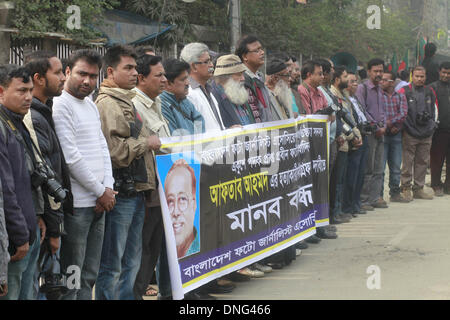 Dhaka, Bangladesh. 27th December 2013 -- Photojournalist joined together & made human chain protest in front of press club demanding justice over the death of veteran photojournalist Aftab Ahmed (79) -- Photojournalists joined together & made human chain protest in demanding justice over the death of veteran photojournalist Aftab Ahmed (79), who was found dead, with his hands and legs tied at home. Credit:  zakir hossain chowdhury/Alamy Live News Stock Photo