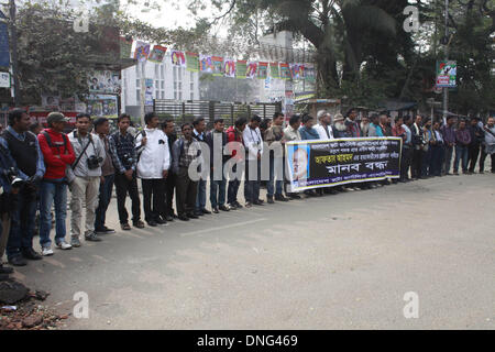 Dhaka, Bangladesh. 27th December 2013 -- Photojournalist joined together & made human chain protest in front of press club demanding justice over the death of veteran photojournalist Aftab Ahmed (79) -- Photojournalists joined together & made human chain protest in demanding justice over the death of veteran photojournalist Aftab Ahmed (79), who was found dead, with his hands and legs tied at home. Credit:  zakir hossain chowdhury zakir/Alamy Live News Stock Photo