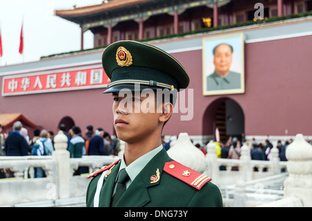 Soldier stands guard in front of Forbidden City in Beijing Stock Photo