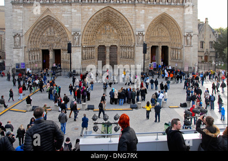 Crowds watching entertainers in front of Notre Dame cathedral, Paris, France Stock Photo