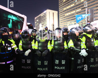 Seoul, South Korea. 28th Dec, 2013. Policemen stand guard at the site of a rally against railway privatization in Seoul, South Korea, Dec. 28, 2013. South Korea Saturday approved private license for KTX (Korea Train Express) as thousands of protestors gather to protest against railway privatization in Seoul. Negotiations collapsed on Friday between South Korea's state-run rail operator Korea Railroad Corp. (KORAIL) and its labor union as both sides failed to narrow differences over KORAIL's plan to operate the Suseo-dong High Speed Railway. Credit:  Yao Qilin/Xinhua/Alamy Live News Stock Photo