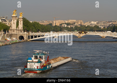 HOUSEBOAT N THE SEINE, PONT ALEXANDRE III BRIDGE LINKING THE 7TH AND 8TH ARRONDISSEMENT, PARIS, FRANCE Stock Photo