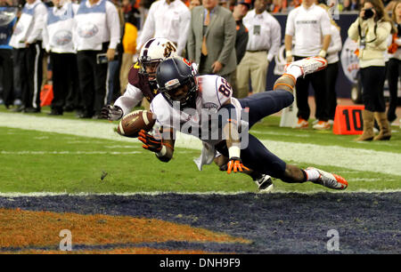 Houston, Texas, USA. 29th Dec, 2013. DEC 27 2013: Syracuse Orange wide receiver Alvin Cornelius #82 is unable to make a catch in the end zone during the Texas Bowl between Minnesota and Syracuse from Reliant Stadium in Houston, TX © csm/Alamy Live News Stock Photo