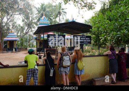 https://l450v.alamy.com/450v/dnhdc0/shiva-parvathi-temple-ponnumthuruthu-island-varkala-india-dnhdc0.jpg