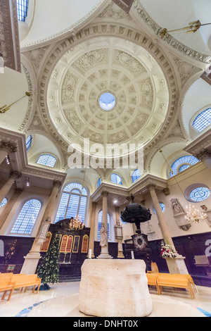 The church of St Stephen Walbrook in the City of London, with dome by Sir Christoper Wren and altar by Henry Moore Stock Photo