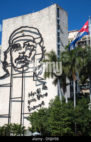 PORTRAIT OF CHE (1928-1967), ERNESTO GUEVARA, ONE OF THE LEADERS OF THE CUBAN REVOLUTION, ON A BUILDING‚ÄôS FA√áADE, REVOLUTION SQUARE, PLAZA DE LA REVOLUCION, HAVANA, CUBA, THE CARIBBEAN Stock Photo