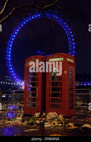 London, UK. 1st January 2014. More than 250,000 people turned out to watch the fireworks, with the council mounting a huge clean-up operation today to get London back to its best. Credit:  nelson pereira/Alamy Live News
