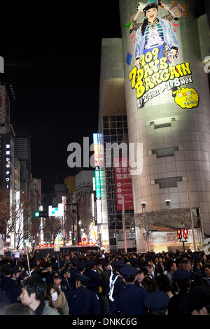 Tokyo, Japan - People celebrate the 2014 New Year&#039;s countdown at Stock Photo: 64965563 - Alamy