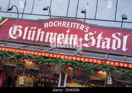 Gluhwein stall at the Munich Christmas Market with the Rathaus behind ...