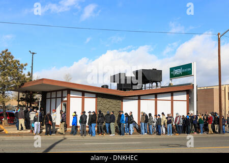 Denver, Colorado USA – 01 January 2014.  Crowds continue to flock to retail marijuana dispensaries throughout the day.  Wait times at The Green Solution in Denver are over three hours. Credit:  Ed Endicott/Alamy Live News Stock Photo