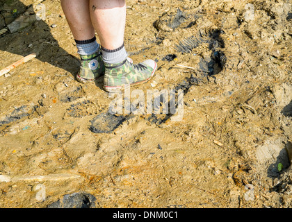 Rood Confronteren marmeren A mans feet stand in mud wearing camoflauge converse baseball bootsPicture  by Julie Edwards Stock Photo - Alamy