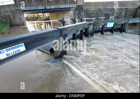 Yalding, Kent, UK. 2nd January 2014. The Environment Agency has issued a flood warning for Yalding Village in County of Kent the first one for 2014 on Thursday 2nd January. The Hampstead lock is overflowing unable to deal with the volume of flood water. Credit:  Yon Marsh/Alamy Live News Stock Photo