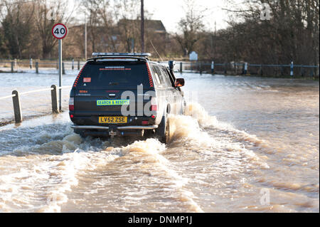 Yalding, Kent, UK. 2nd January 2014. The Environment Agency has issued a flood warning for Yalding Village in County of Kent the first one for 2014 on Thursday 2nd January. Rescue 4x4 truck travels down submerged Hampstead lane with 40mph sign Credit:  Yon Marsh/Alamy Live News Stock Photo