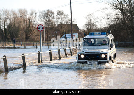 Yalding, Kent, UK. 2nd January 2014. The Environment Agency has issued a flood warning for Yalding Village in County of Kent the first one for 2014 on Thursday 2nd January. Police Rescue 4x4 truck travels down submerged Hampstead lane with 40mph sign Credit:  Yon Marsh/Alamy Live News Stock Photo