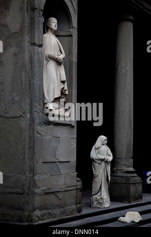 Human statue outside the Uffizi gallery, Florence, Italy Stock Photo