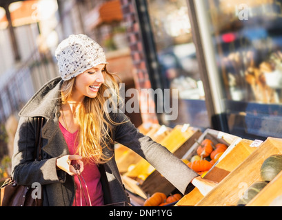 USA, New York City, Brooklyn, Williamsburg, Portrait of woman shopping at market Stock Photo