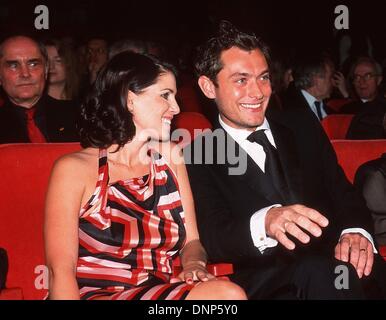 Actor Jude Law and his wife Sadie Frost watch the film 'Enemy at the Gates' during the Berlinale. Stock Photo