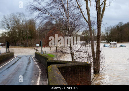 Yalding, Kent, 3rd January 2014. Flooding over Hampstead Lane, Yalding, Kent. Seen from Twyford Bridge. Credit:  patrick nairne/Alamy Live News Stock Photo