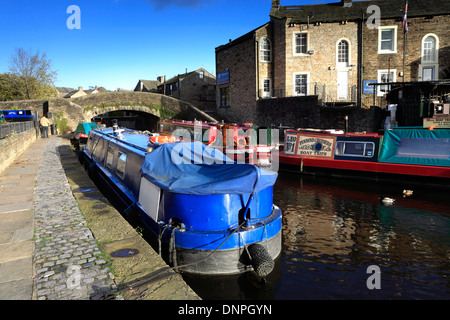 Narrowboats on the Leeds and Liverpool Canal, in the market town of Skipton, North Yorkshire, England, UK Stock Photo