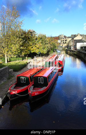 Narrowboats on the Leeds and Liverpool Canal, in the market town of Skipton, North Yorkshire, England, UK Stock Photo