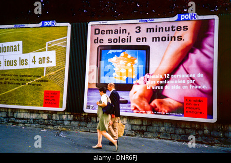 Paris, France, French AIDS Prevention Poster, Street Posters Health Crisis Advertising Campaign on wall (Sida-Info-Service) couple walking by, billboards people, contre le sida, hiv campaign Stock Photo