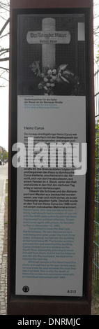 Panel with memorial sign to wall victims at Bernauerstrasse and information about 'Heinz Cyrus, Berlin Wall, Gartenstrasse Stock Photo