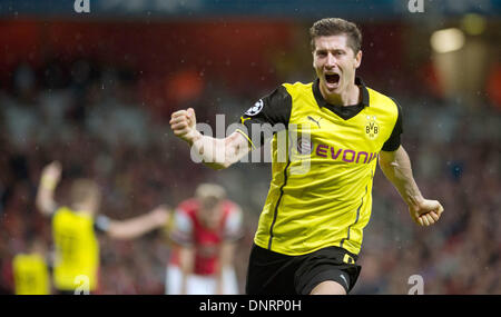 FILE - A file photo dated 22 October 2013 shows Robert Lewandowski of Borussia Dortmund cheering during the Champions League match against FC Arsenal in London, Great Britain. Borussia Dortmund striker Robert Lewandowski will as expected move to rivals Bayern Munich in the summer after signing a five-year deal, the Bundesliga champions confirmed 05 January 2014. Lewandowski's contract with Dortmund runs out at the end of season and the 25-year-old was free to sign a pre-contract deal since January 1. Photo: Bernd Thissen/dpa Stock Photo