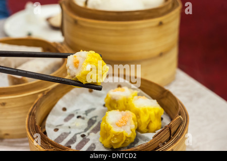 Classic shumai at Hong Kong dim sum restaurant Stock Photo