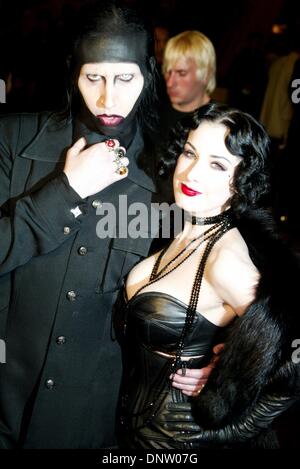 Mar. 12, 2002 - Marilyn Manson + Dita von Teese.Premiere RESIDENT EVIL.MannÂ«s Chinese Theatre, Hollywood, USA.12.  Mar 2002..K24396AM. ALEC MICHAEL/(Credit Image: © Globe Photos/ZUMAPRESS.com) Stock Photo